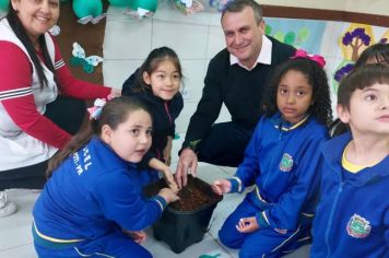 Foto - Dia da Árvore (21/09) – Mudas foram plantadas nas creches e escolas municipais