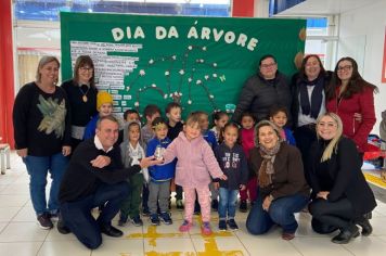 Foto - Dia da Árvore (21/09) – Mudas foram plantadas nas creches e escolas municipais