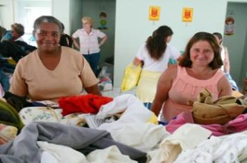 FamÃ­lias carentes ganham roupas e sapatos
