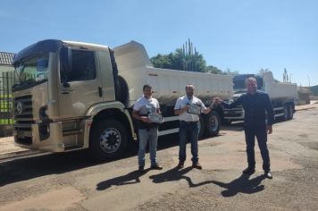 Prefeito Irani Barros na última sexta-feira, recebeu as chaves de dois caminhões basculantes.