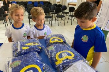 Alunos e professores recebem com entusiasmo uniformes e kits escolares