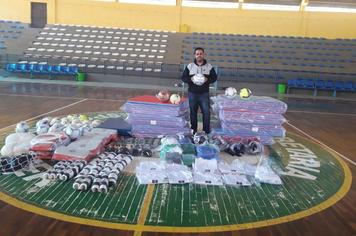 Arapoti recebe kits de material esportivo do Governo do Estado