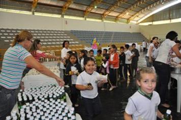 Dia das CrianÃ§as Ã© comemorado com teatro e brincadeiras em Arapoti