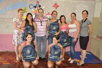 Alunos da rede municipal recebem kit de uniforme escolar