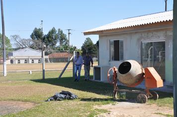 PREFEITO ACOMPANHA OBRAS EM CALÃ?GERAS 