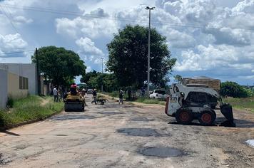 Infraestrutura faz tapa buracos na Moisés Lupion