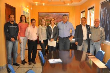 SEED-PR visita terreno para construÃ§Ã£o da escola do Jardim Aratinga