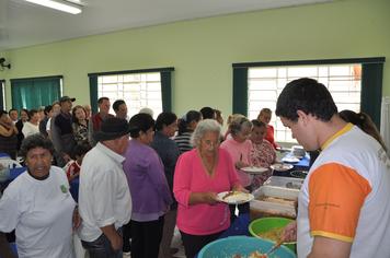 Grupo da terceira idade comemora Dia do Idoso