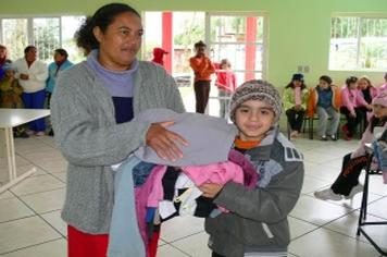FamÃ­lias de CalÃ³geras recebem roupas de campanha do agasalho