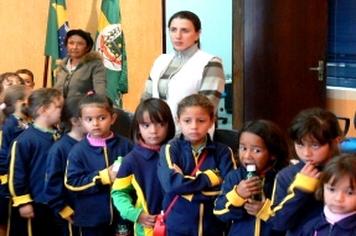 Estudantes do prÃ© escolar visitam Centro CÃ­vico