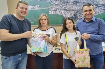 PREFEITO RECEBE ESTUDANTE SELECIONADA PARA INTERCÂMBIO 