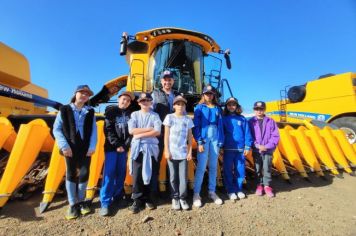 Alunos visitam loja de maquinário agrícola*