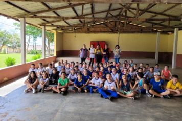 Ontem foi a vez das crianças da escola Paulo Novochadlo se encantarem com o espetáculo Siricotico.