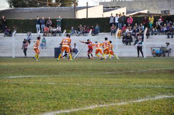 ColÃ´nia FC leva a melhor no futebol de campo