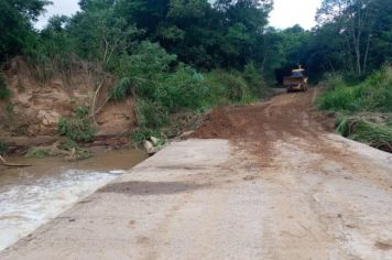 PREFEITURA FAZ REPARO EMERGENCIAL NA PONTE DO RIO CANOINHAS