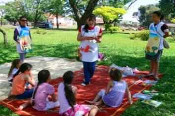 Parque Ã© transformado em biblioteca ao ar livre