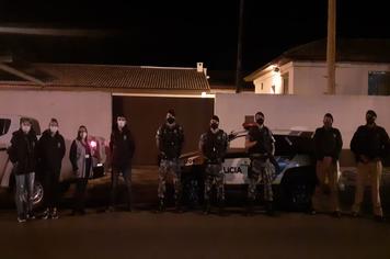 Membros do Batalhão de Choque da PM de Ponta Grossa auxiliam Vigilância Sanitária em fiscalização da COVID-19