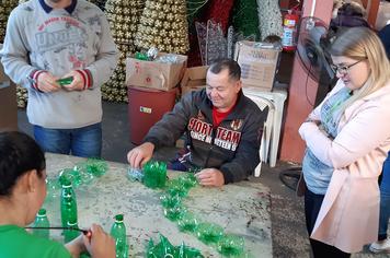 Comitiva da Prefeitura conhece projeto de decoraÃ§Ã£o natalina com garrafas descartÃ¡veis