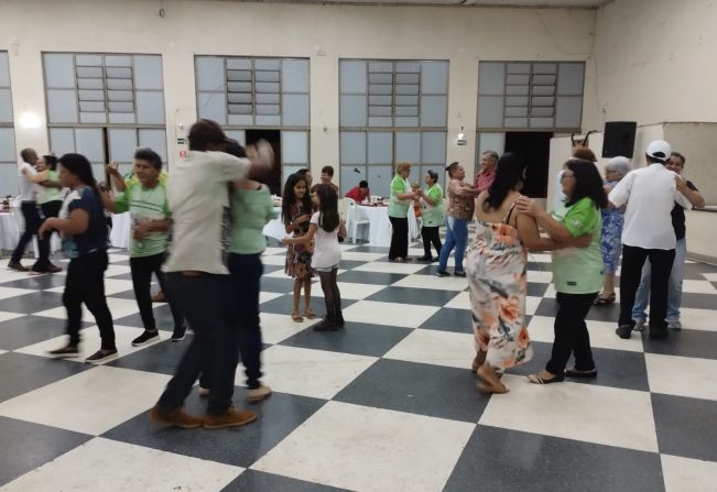 GRUPO DE IDOSOS PARTICIPA DO BAILE DE FIM DE ANO