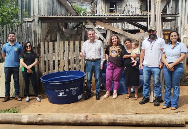 FAMÍLIA RECEBE CAIXA D’ÁGUA