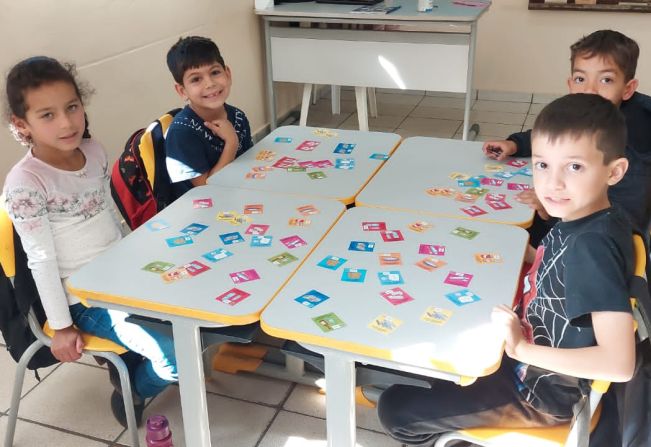 BO Paper distribui jogo da memória a alunas do Ensino Fundamental I