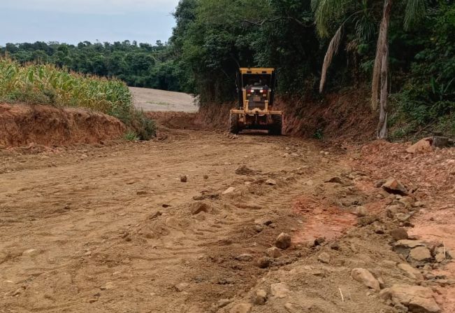 Prefeitura cascalha estrada municipal do Quizot