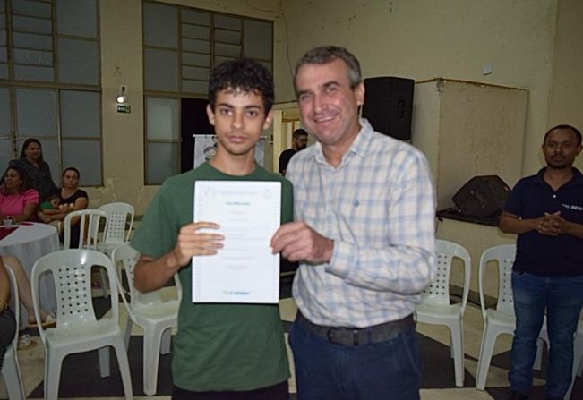 ADOLESCENTES RECEBEM CERTIFICADO DE QUALIFICAÇÃO PROFISSIONAL