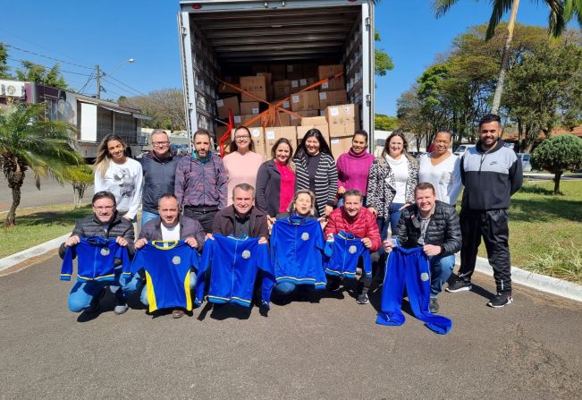 Chegaram os uniformes escolares