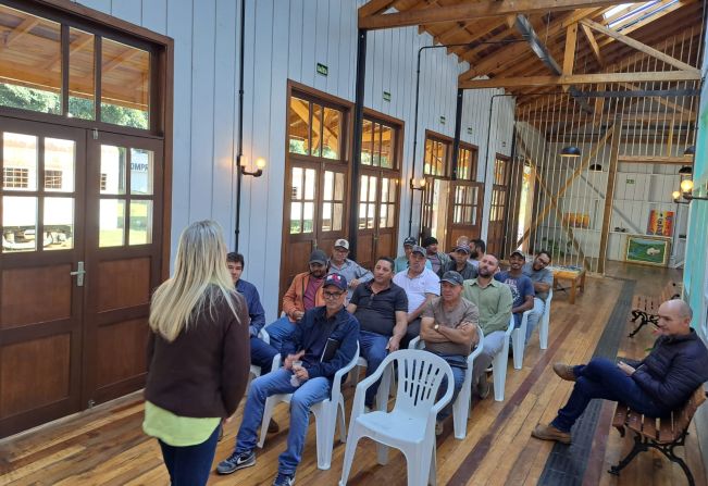 Reunião com meleiros e apicultores discute rumos do setor