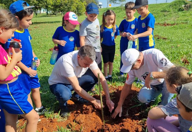 DIA DA ÁRVORE CELEBRADO COM PLANTIO DE MUDAS NA LINHA VERDE