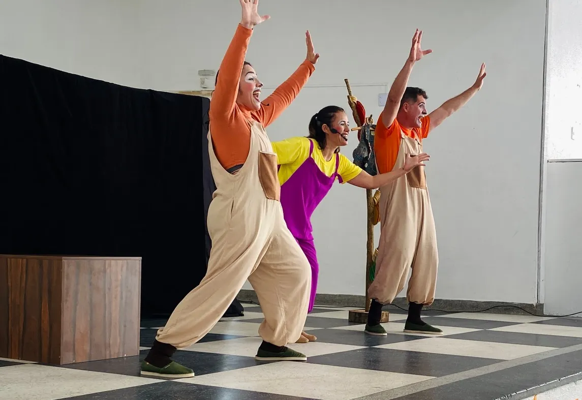 TEATRO EDUCATIVO REÚNE CENTENAS DE ALUNOS