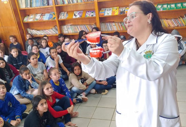 Distribuição de kits de higiene bucal nas escolas municipais