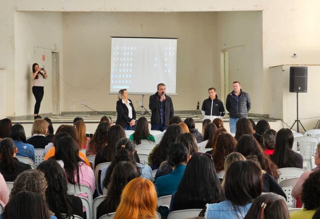 Funcionários da Rede Municipal de Ensino passam por capacitação