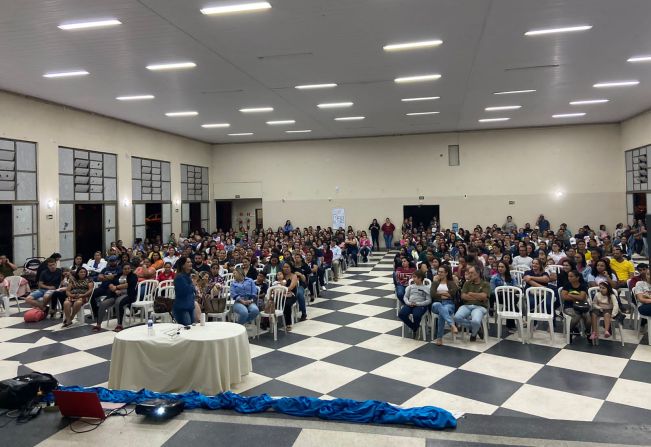 Educação realiza reunião com familiares dos alunos 