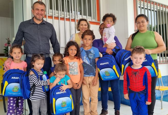 Educação entrega kit aos alunos da Rede Municipal de Ensino