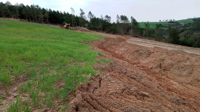 Agricultura - Pequenos produtores do Cerro do Leão atendidos com serviço de retroescavadeira