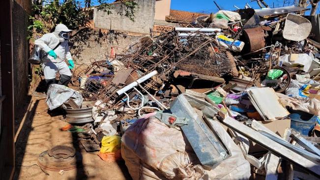 Controle de Endemias realiza bloqueio com inseticida em locais com casos suspeitos de Dengue no Centro da Cidade