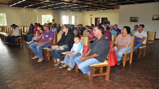 Mais famÃ­lias de pequenos agricultores assinam contrato da casa prÃ³pria