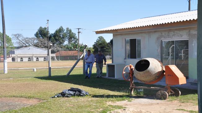 PREFEITO ACOMPANHA OBRAS EM CALÃ?GERAS 