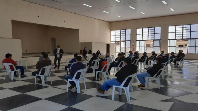 Educação organiza reunião com produtores da agricultura familiar para explicar projeto