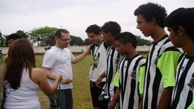 Equipe juvenil de Arapoti Ã© campeÃ£ de jogos regionais de futebol de campo