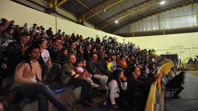 Encerramento de Festival leva dezenas de danÃ§arinos para o centro da cidade