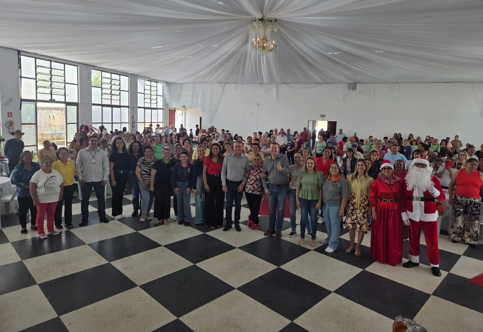 CRAS E CREAS REALIZAM CONFRATERNIZAÇÃO