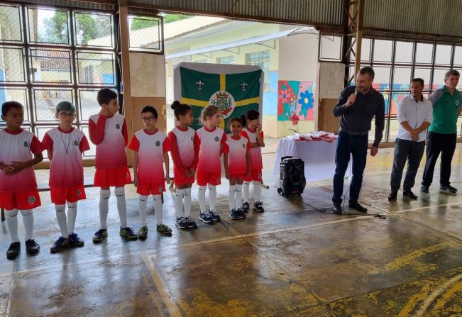Prefeitura adquiriu uniformes esportivos para as escolas municipais