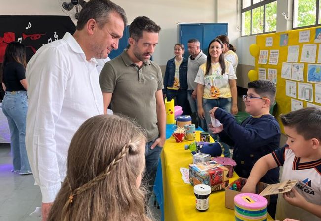 PREFEITO VISITA FEIRA DE CIÊNCIAS DO COLÉGIO MEGA