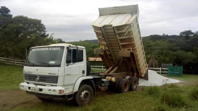 Prefeitura auxilia pequenos produtores rurais na correção do solo de suas propriedades