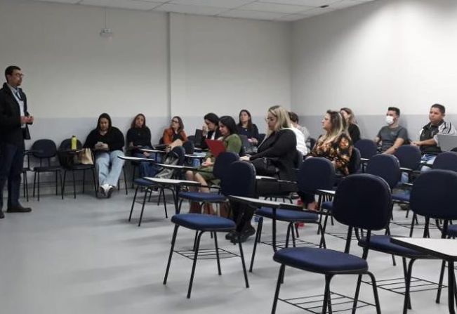 Representantes da Secretaria Municipal de Educação de Arapoti participaram de formação