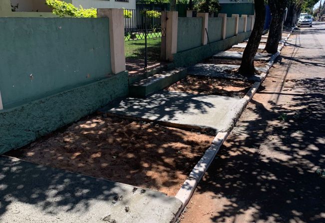 Infraestrutura começa calçada na escola Telêmaco Carneiro