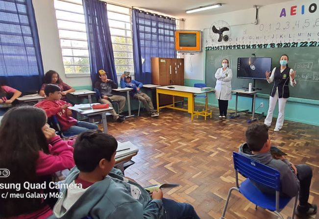 Profissionais da Saúde orientam alunos do Colégio do Cerrado das Cinzas