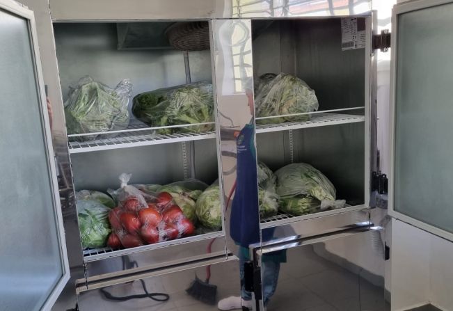 Escolas recebem refrigeradores industriais